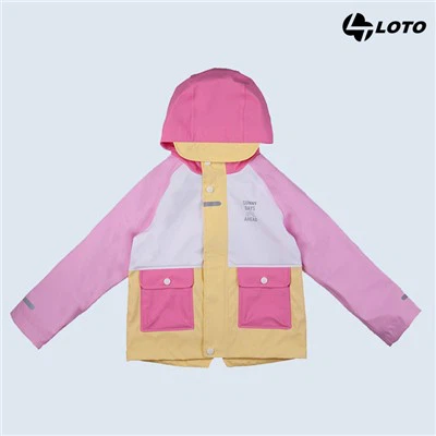 Kichkintoy qizaloq pushti yomg'ir ko'ylagi